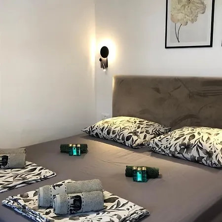 - Private Ensuite With Balcony - Style Guest house