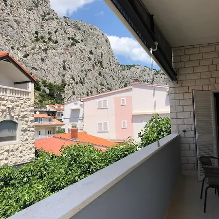 - Private Ensuite With Balcony - Style Omis