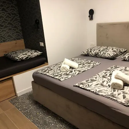 - Private Ensuite With Balcony - Style Guest house