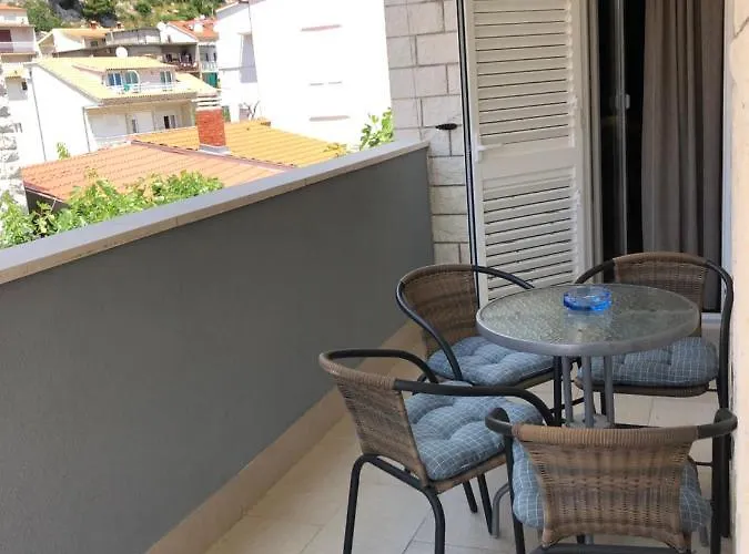 - Private Ensuite With Balcony - Style